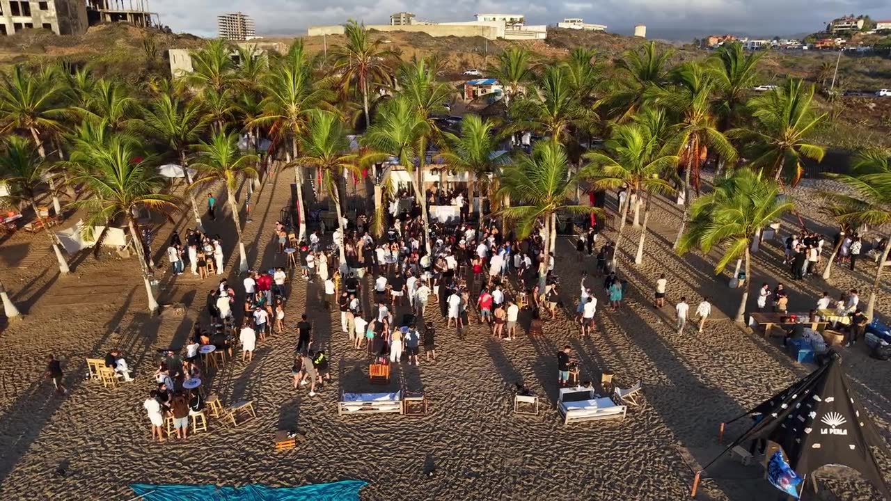 Toma aérea de un evento en la playa, grabada con drone por ALMA Fly