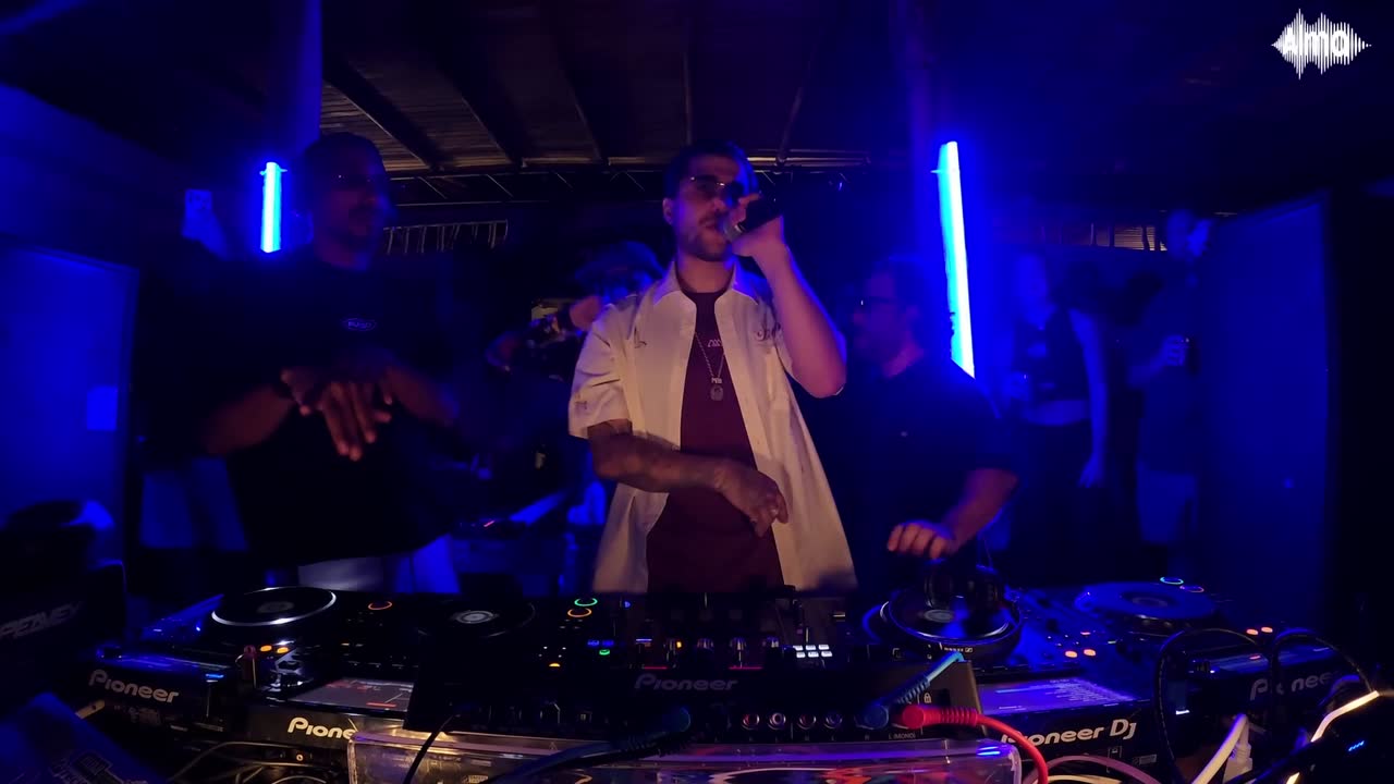 Set en vivo grabado por ALMA: DJ en cabina con público